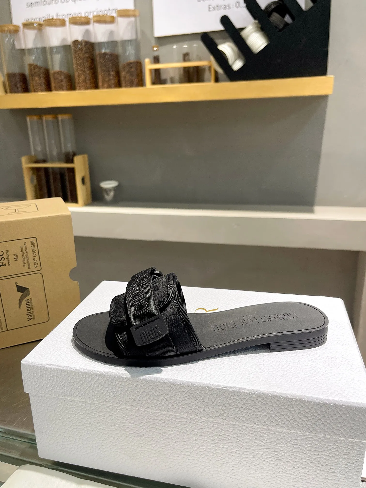 👟👟Ex-factory price 360👟👟 Women's Shoes Women's Clothing Women's Shoes Factory Dior Dior 2024 latest Velcro buckle sandals series new colors! Perfect reproduction of the original version. The most popular color matching fabrics. Super layered. Original high-end molded T👟👟 ex-factory price U outsole (not ordinary rubber) is very comfortable and easy to walk. The upper materials are all original customized, 3D electric embroidery three-dimensional cloth surface. Very versatile. A must-have for lazy people in summer, sizes 35-39 (40 41 42 customized)